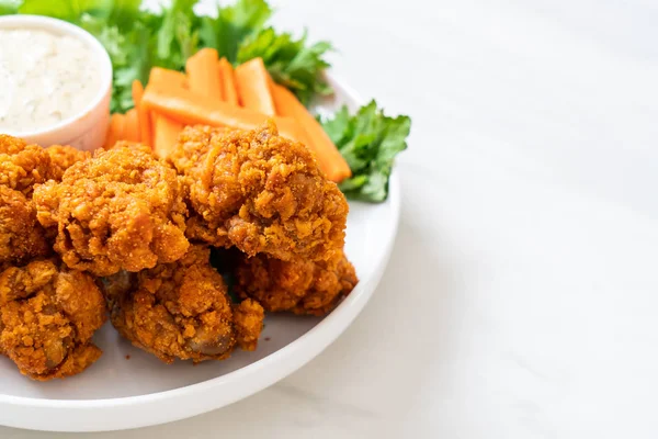 Alitas Pollo Picante Fritas Con Verduras —  Fotos de Stock