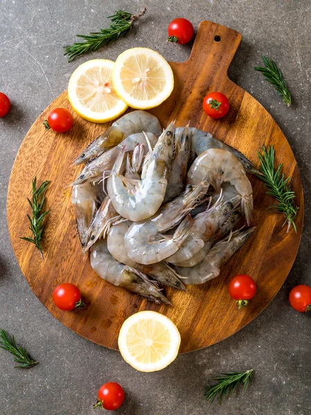 Camarones Frescos Langostinos Crudos Sobre Tabla Madera Con Ingredientes — Foto de Stock