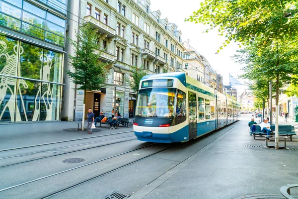 Zürih, İsviçre - 23 Ağustos 2018: Zürih Şehri, İsviçre kaldırımlarda insanlar yürüyüş yaparken bir tramvay merkezi Bahnhofstrasse sürücüler.