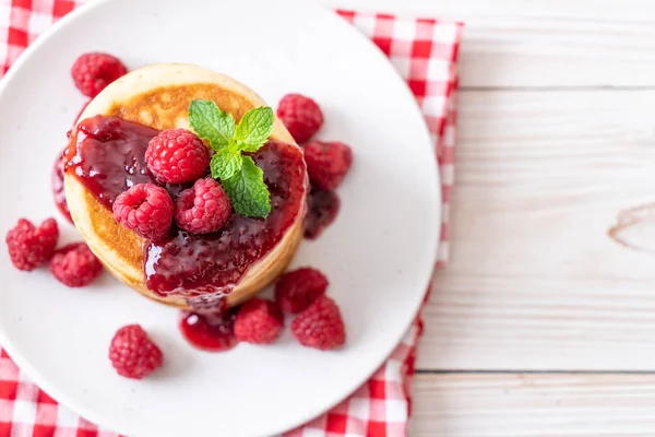 신선한 딸기와 팬케이크 — 스톡 사진