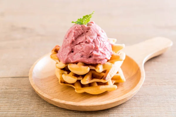 Helado Fresa Con Gofre Plato — Foto de Stock