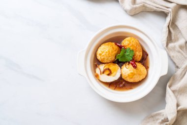 Tamarind soslu haşlanmış yumurta veya tatlı ve ekşi yumurta.