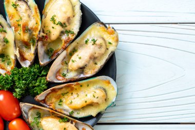 Peynirli taze midye.