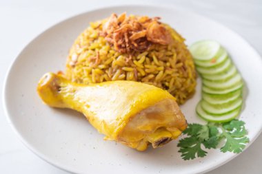 Tavuk - Müslüman gıda tarzı ile Müslüman sarı pirinç