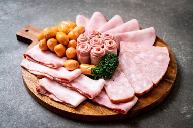 pastırma, sosis, jambon füme ve barbekü pastırma ahşap tahta üzerinde