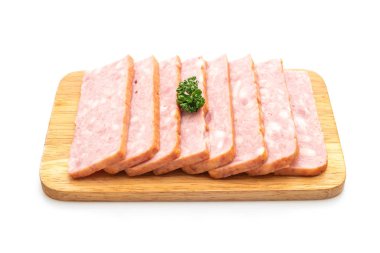 Beyaz arka planda dilimlenmiş pastırma ızgarası.