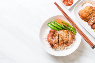 Teriyaki tavuk pilav kasesi - Asya gıda tarzı