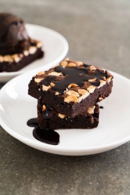 Masanın üzerine çikolata soslu çikolatalı kek