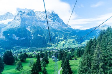 Teleferik görünümünden İsviçre köyde Grindelwald