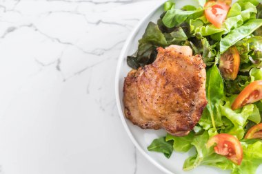 ızgara tavuk biftek tabakta sebze salatası ile