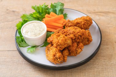 Sebzeli kızarmış tavuk kanadı.