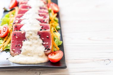 Sebze salatası ve soslu taze ton balığı. Sağlıklı yiyecek.