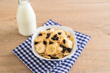 muz, Kuru üzüm ve kahvaltıda süt ile tahıl