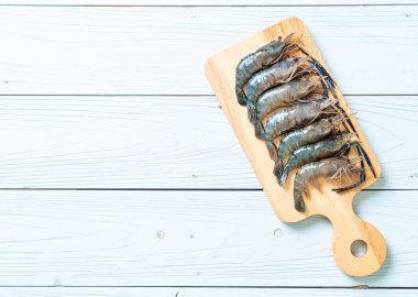 kesme tahtası üzerinde taze mavi karides