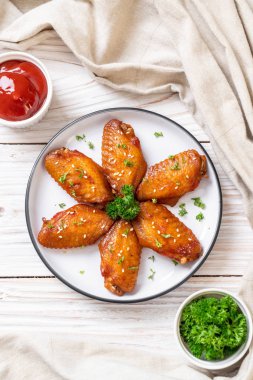 Beyaz susamlı ızgara tavuk kanadı.