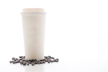 Kağıt bardak beyaz arka plan üzerinde izole paket servisi olan restoran kahve