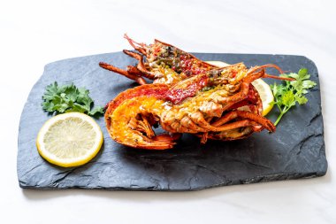 Limonlu ızgara ıstakoz biftek.