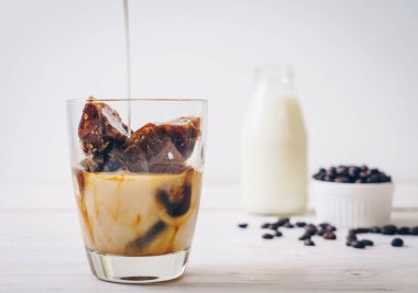 ahşap masa üzerinde sütlü kahve buz küpleri