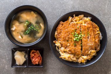 Kızarmış domuz pirzolası kasesi (Katsudon) - Japon yemek tarzı