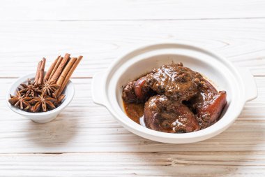 herb - Phuket Tayland geleneksel gıda tarzı ile domuz eti güveç