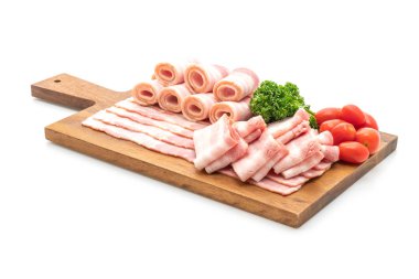 Dilimlenmiş domuz pastırması beyaz arka planda izole edilmiş.