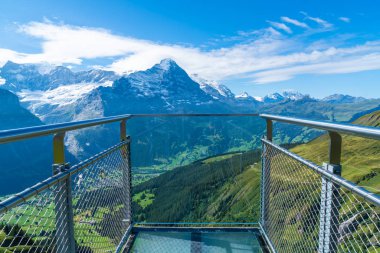 Gökyüzü cliff yürüyüş Grindelwald İsviçre, ilk zirve Alpler Dağı'nda.