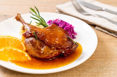 Portakal soslu biftek kızarmış ördek bacak