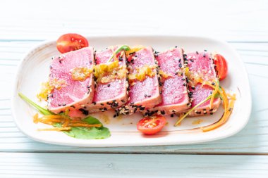 Taze orkinos ile baharatlı salata sosu - ham sağlıklı gıda