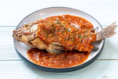 Derin kızarmış balık biber sosu ile