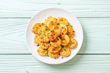 Sahanda yumurta yumuşak tofu sarımsak - sağlıklı, vegan ve sebze gıda tarzı