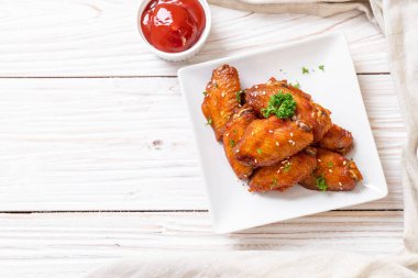 Beyaz susamlı ızgara tavuk kanadı.