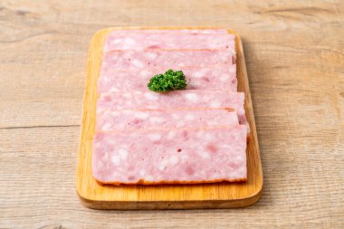 dilimlenmiş taze çiğ pastırma Barbekü