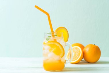 yanında da soda ahşap masa portakal suyu