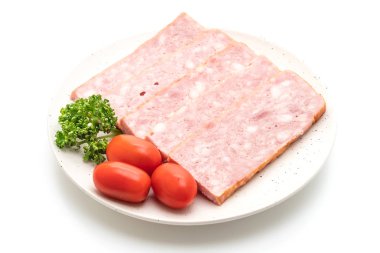 Beyaz arka planda dilimlenmiş pastırma ızgarası.