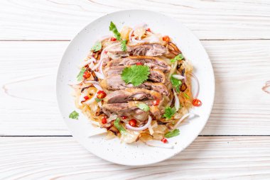 Kızarmış ördek - füzyon gıda tarzı ile pamelo baharatlı salata