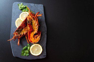 Limonlu ızgara ıstakoz biftek.