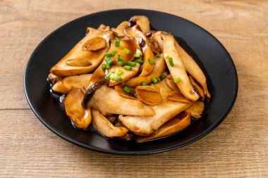 İstiridye soslu kızarmış kral istiridye mantarı. Sağlıklı, vejetaryen ya da vejetaryen yemek tarzı.