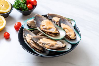 üzerinde siyah kase taze midye