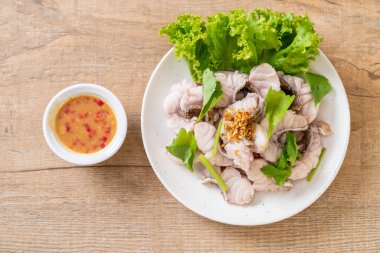 Soslu ve sebzeli haşlanmış balık sosu.