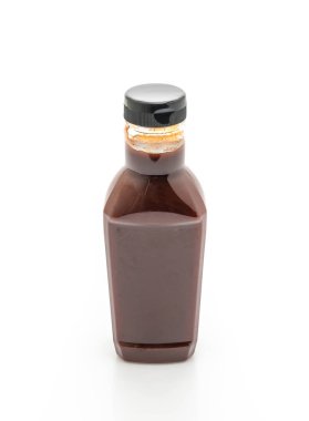 Beyaz arka plan üzerinde izole barbekü sosu şişe