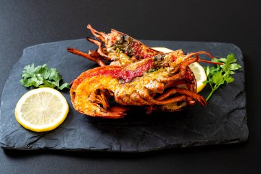 Limonlu ızgara ıstakoz biftek.
