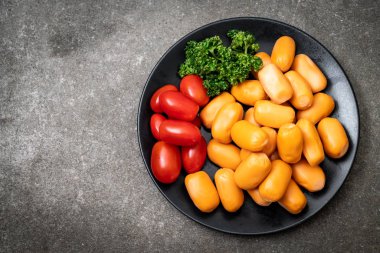 domuz eti kokteyl sosisi plaka üzerinde