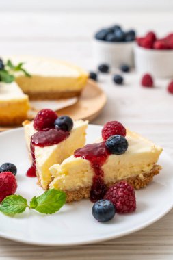 Ev yapımı cheesecake taze ahududu ve yaban mersini ile
