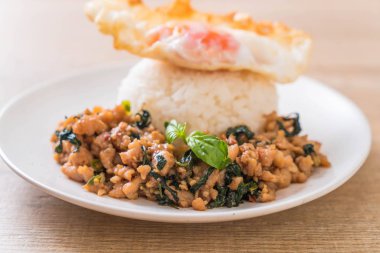 fesleğen pilav ve kızarmış yumurta - Tay geleneksel gıda tarzı ile tavada kızartılmış domuz eti