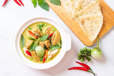 Roti ve yeşil köri tavuk - Müslüman gıda