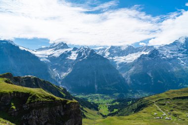 Grindelwald köyü Alpler Dağı ve İsviçre mavi gökyüzü ile