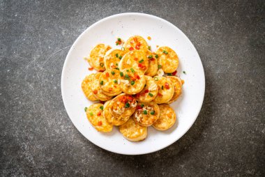 Sahanda yumurta yumuşak tofu sarımsak - sağlıklı, vegan ve sebze gıda tarzı