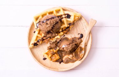 Çikolatalı dondurma waffle ve çikolata sosu ile