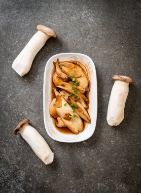 İstiridye soslu kızarmış kral istiridye mantarı. Sağlıklı, vejetaryen ya da vejetaryen yemek tarzı.