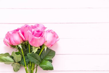 kopya alanı ahşap zemin üzerine vazo içinde pembe Gül